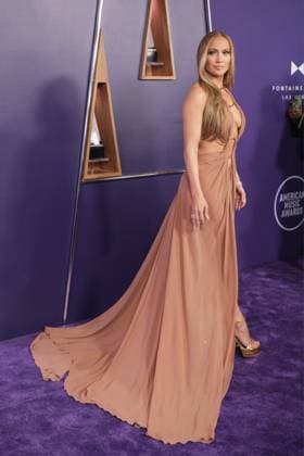 2025 American Music Awards - Winners Walk Host Jennifer Lopez attends the 2025 American Music Awards at Fontainebleau Las Vegas on May 26, 2025 in Las Vegas, Nevada. Las Vegas Fontainbleau Las Vegas NV USA Copyright: xCraSHx