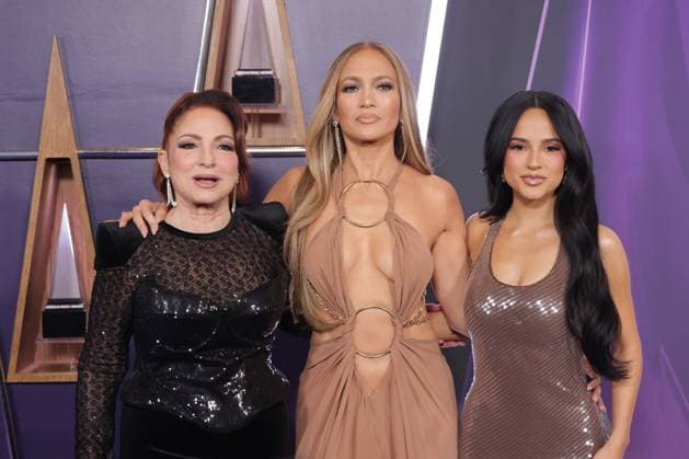 2025 American Music Awards - Winners Walk Gloria Estefan, host Jennifer Lopez, and Becky G attend the 2025 American Music Awards at Fontainebleau Las Vegas on May 26, 2025 in Las Vegas, Nevada. Las Vegas Fontainbleau Las Vegas NV USA Copyright: xCraSHx