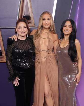 2025 American Music Awards - Winners Walk Gloria Estefan, host Jennifer Lopez, and Becky G attend the 2025 American Music Awards at Fontainebleau Las Vegas on May 26, 2025 in Las Vegas, Nevada. Las Vegas Fontainbleau Las Vegas NV USA Copyright: xCraSHx