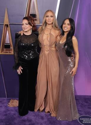 2025 American Music Awards - Winners Walk Gloria Estefan, host Jennifer Lopez, and Becky G attend the 2025 American Music Awards at Fontainebleau Las Vegas on May 26, 2025 in Las Vegas, Nevada. Las Vegas Fontainbleau Las Vegas NV USA Copyright: xCraSHx