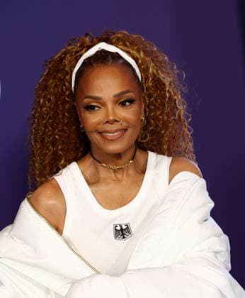 Honoree Janet Jackson appears backstage on the winners walk with her Icon Award during the 51st annual American Music Awards at the Fontainebleau Las Vegas on Monday, May 26, 2025.  LAV20250525505 JAMESxATOA