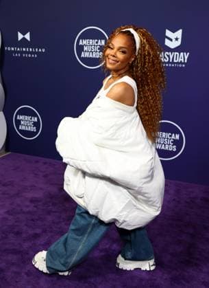 Honoree Janet Jackson appears backstage on the winners walk with her Icon Award during the 51st annual American Music Awards at the Fontainebleau Las Vegas on Monday, May 26, 2025.  LAV20250525507 JAMESxATOA