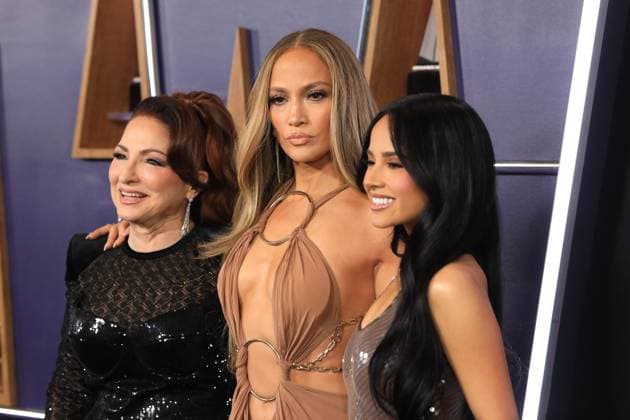USA - 2025 American Music Awards - Las Vegas LAS VEGAS - MAY 26: Gloria Estefan, Jennifer Lopez, Becky G at the 2025 American Music Awards at the Fontainebleau Las Vegas on May 26, 2025 in Las Vegas, CA Las Vegas CA USA  Copyright: xHPAx xHutchinsxPhotox
