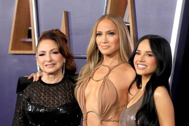 USA - 2025 American Music Awards - Las Vegas LAS VEGAS - MAY 26: Gloria Estefan, Jennifer Lopez, Becky G at the 2025 American Music Awards at the Fontainebleau Las Vegas on May 26, 2025 in Las Vegas, CA Las Vegas CA USA  Copyright: xHPAx xHutchinsxPhotox