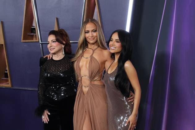 May 26, 2025, Las Vegas, Nevada, USA: Gloria Estefan, Jennifer Lopez and Becky G at the 2025 American Music Awards held at the Fontainebleau Hotel in Las Vegas, Nevada on Monday May 26, 2025. BURT HARRIS BNS PI Las Vegas USA - ZUMAp124 20250526_zaa_p124_073 Copyright: xJavierxRojasx