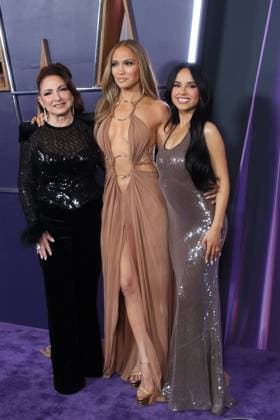 May 26, 2025, Las Vegas, Nevada, USA: Gloria Estefan, Jennifer Lopez and Becky G at the 2025 American Music Awards held at the Fontainebleau Hotel in Las Vegas, Nevada on Monday May 26, 2025. BURT HARRIS BNS PI Las Vegas USA - ZUMAp124 20250526_zaa_p124_078 Copyright: xJavierxRojasx