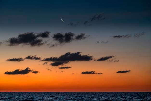 Creative Highlights World Atlantic Ocean rising crescent moon Boca Raton,Florida,USA, 27.03.2025, ,property released TTBB_tbs0101886.jpg, Outdoors,Dusk,Sunset,No People,Landscape - Scenery,Beauty In Nature,Scenics - Nature,Tranquil Scene,Sunlight,Sky,Cloudscape,Horizon Over Water,Sea,Water,Surface,Atlantic Ocean,Landscape,Horizontal,Crescent Moon,Moonrise Copyright: xTGI TetraxImagesx