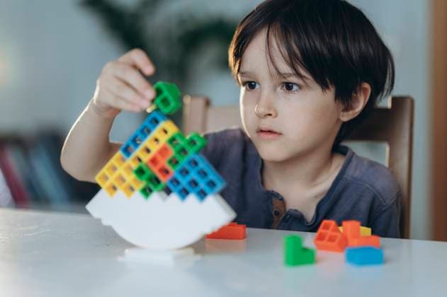 Creative Highlights Symbolbilder Child playing with a balance board game at home model released, Symbolfoto property released, ANAF04684
