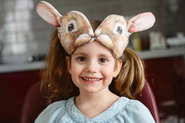 Creative Highlights Symbolbilder Smiling girl wearing a bunny mask indoors model released, Symbolfoto property released, EYAF03398