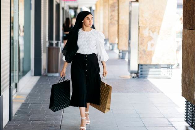 Woman with shopping bags walking on footpath model released, Symbolfoto, JCCMF03415