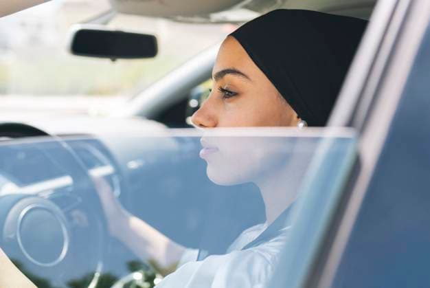 Creative Highlights Symbolbilder Young woman looking away while driving car model released, Symbolfoto, JCCMF03438
