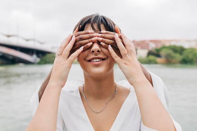 Creative Highlights Symbolbilder Woman covering eyes of girlfriend at lakeshore model released, Symbolfoto, JRVF01949