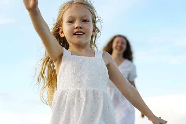 Creative Highlights Symbolbilder Smiling girl enjoying vacations with mother under sky model released, Symbolfoto, NSTF00130