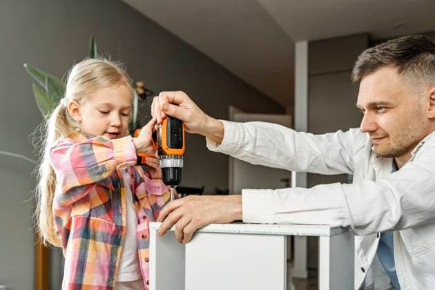 Father and daughter assembling furniture together at home model released, Symbolfoto property released, NSTF00510