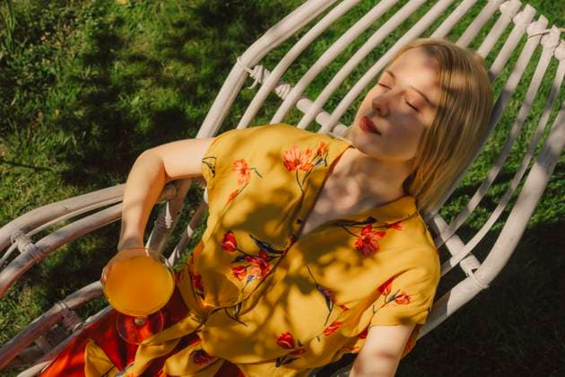 Creative Highlights Symbolbilder Woman relaxing in a garden chair with a cocktail in the shade of trees model released, Symbolfoto, VSNF03182