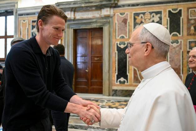 ITALY - REL - POPE LEO XIV MEETING WITH FC NAPLES PLAYERS AND MANAGEMENT AFTER THE TEAM WON THE SERIE A CHAMPIONSHIP IN VATICAN - 2025 05 27 Italy, Rome, Vatican 2025 5 27 Pope Leo XIV (R) greeting FC Naples player Scott McTominay after the team won the Serie A championship, in Vatican City EDITORIAL USE ONLY - NO BOOKS Copyright: xVATICANxMEDIA CPPx