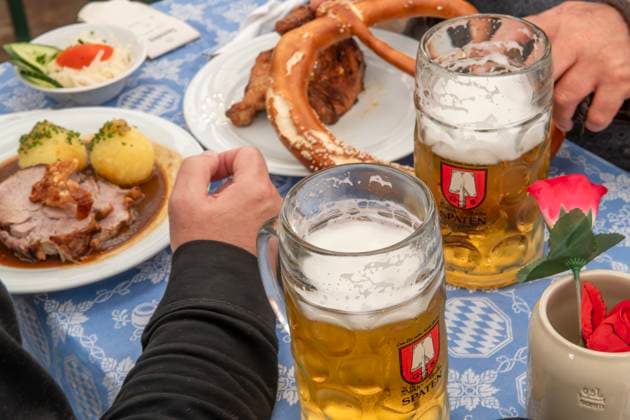 Maß Bier zum Schweinebraten, typisch bayerisch essen und trinken auf einem Volksfest, München, Mai 2025 Deutschland, München, Mai 2025, Maß Bier zum Schweinebraten auf einem Biertisch, typisch bayerisch essen und trinken auf einem Volksfest, Bierzelt, Helles, Alkohol, Spaten, Brezn, Truderinger Festwoche, typisch bayerisch, Gastronomie, Volksfest, Bayern, *** Maß Bier zum Schweinebraten, typical Bavarian food and drink at a folk festival, Munich, May 2025 Germany, Munich, May 2025, Maß Bier zum Schweinebraten on a beer table, typical Bavarian food and drink at a folk festival, beer tent, Helles, alcohol, Spaten, Brezn, Truderinger Festwoche, typical Bavarian, gastronomy, folk festival, Bavaria,