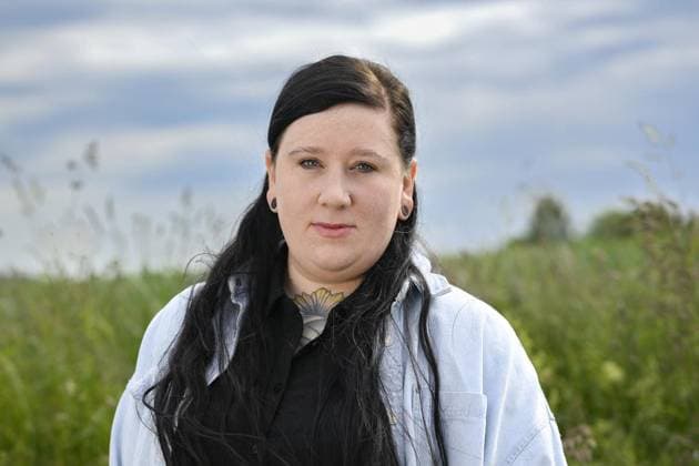 Buchautorin Lena Schätte ** NUR FÜR REDAKTIONELLE ZWECKE ** EDITORIAL USE ONLY **<p> Das Schreiben ist mein Weg, das Leben auszuhalten . Die Buchautorin Lena Schätte aus Altena verarbeitet in ihrem neusten Buch die Beziehung zu ihrem verstorbenen Vater. Deutschland NRW Neuenrade Copyright: AndreasxBuck *** Book author Lena Schätte FOR EDITORIAL PURPOSES ONLY EDITORIAL USE ONLY p Writing is my way of enduring life In her latest book, book author Lena Schätte from Altena deals with her relationship with her late father Germany NRW Neuenrade Copyright AndreasxBuck Copyright: AndreasxBuck doc80tik36rz8yf91f68qp ,EDITORIAL USE ONLY