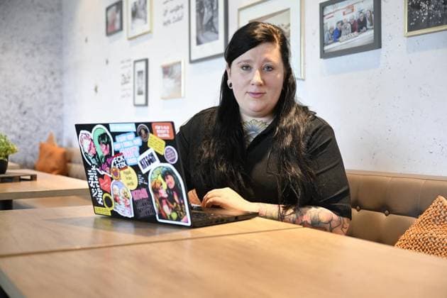 Buchautorin Lena Schätte ** NUR FÜR REDAKTIONELLE ZWECKE ** EDITORIAL USE ONLY **<p> Das Schreiben ist mein Weg, das Leben auszuhalten . Die Buchautorin Lena Schätte aus Altena verarbeitet in ihrem neusten Buch die Beziehung zu ihrem verstorbenen Vater. Die Autorin beim Schreiben in einem Cafe am 27.05.2025 in Neuenrade. Deutschland NRW Neuenrade Copyright: AndreasxBuck *** Author Lena Schätte FOR EDITORIAL PURPOSES ONLY EDITORIAL USE ONLY p Writing is my way of enduring life In her latest book, author Lena Schätte from Altena deals with her relationship with her deceased father The author writing in a cafe on 27 05 2025 in Neuenrade Germany NRW Neuenrade Copyright AndreasxBuck Copyright: AndreasxBuck doc80tik3ol4iv1jbl1utw ,EDITORIAL USE ONLY