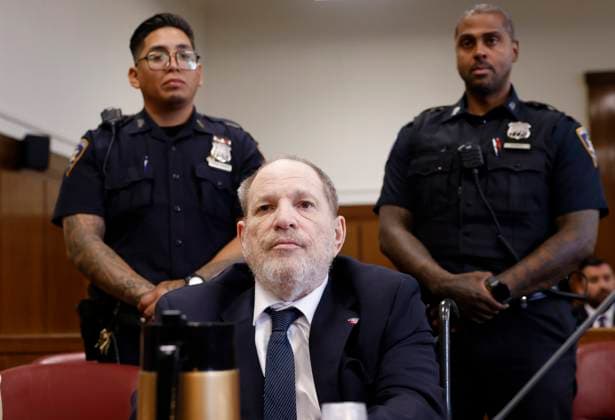 Bilder des Jahres 2025, Entertainment 05 Mai News Bilder des Tages Harvey Weinstein, former co-chairman of the Weinstein Co., sits in the courtroom at his criminal trial at Manhattan Criminal Court on Tuesday, May 27, 2025 in New York City. Weinstein faces a retrial on rape and sex assault charges for which a previous 2017 conviction by a jury was overturned by an appeals court that ruled the way witnesses were handled was unlawful.  NYP20250527104 JohnxAngelillo