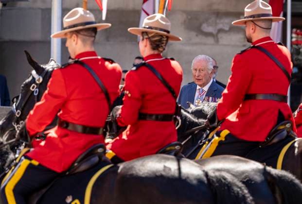 May 27, 2025, Ottawa, On, CANADA: King Charles looks over at the members of the Royal Canadian Mounted Police Musical Ride that accompanied him as he travels to CanadaöÄÃ s State Landau to the Senate in Ottawa on Tuesday, May 27, 2025. Ottawa CANADA  - ZUMAc35_ 20250527_zaf_c35_021 Copyright: xChristinnexMuschix