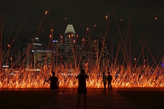 Bilder des Jahres 2025, News 05 Mai (250527) -- SINGAPORE, May 27, 2025 -- People view a light installation during the preview of i Light Singapore light show in Singapore s Marina Bay area on May 27, 2025. The show will be held from May 29 to June 21. ) SINGAPORE-LIGHT INSTALLATION-PREVIEW ThenxChihxWey 
