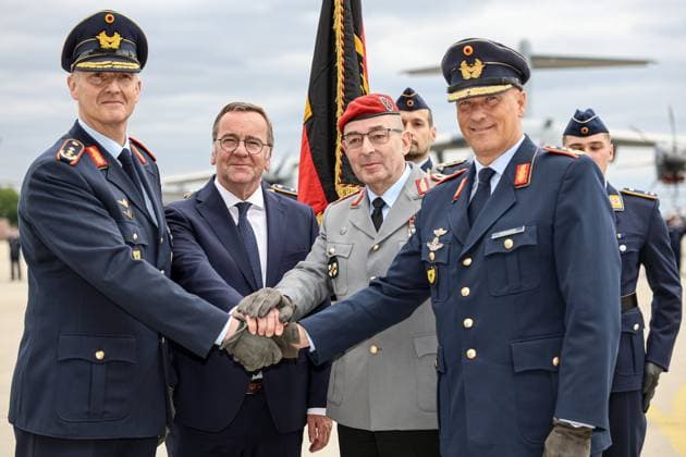 Bilder des Jahres 2025, News 05 Mai News Bilder des Tages Generalleutnant Holger Neumann hat das Kommando über die Luftwaffe von Generalleutnant Ingo Gerhartz übernommen Vorfeld Halle 1-3: Nach der Kommandoübergabe der Luftwaffe, Generalleutnant Ingo Gerhartz, ehemaliger Inspekteur der Luftwaffe der Bundeswehr (rechts), General Carsten Breuer, Generalinspekteur der Bundeswehr (Mitte), Generalleutnant Holger Neumann, neuer Inspekteur der Luftwaffe der Bundeswehr (links), Boris Pistorius (SPD), Bundesminister der Verteidigung (2. v.l.) kommt zum Gratulieren dazu Wunstorf Bundeswehr Lufttransportgeschwad Niedersachsen, Region Hannover Germany *** Lieutenant General Holger Neumann has taken over command of the German Air Force from Lieutenant General Ingo Gerhartz Apron Hall 1 3 After the handover