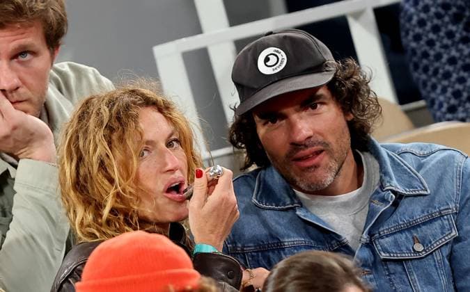 Celebs in the stands during the Roland Garros International Tennis 2025 Aurélie Saada and her companion in the stands during the Roland Garros International Tennis 2025, in Paris, France, on May 27, 2025 Jacovides Moreau Bestimage Celebs in the stands during the Roland Garros International Tennis 2025, in Paris, France, on May 27, 2025 Jacovides Moreau Bestimage Paris France  Copyright: xJACOVIDES-MOREAUx xBESTIMAGExJACOVIDES-MOREAUx xBESTIMAGEx