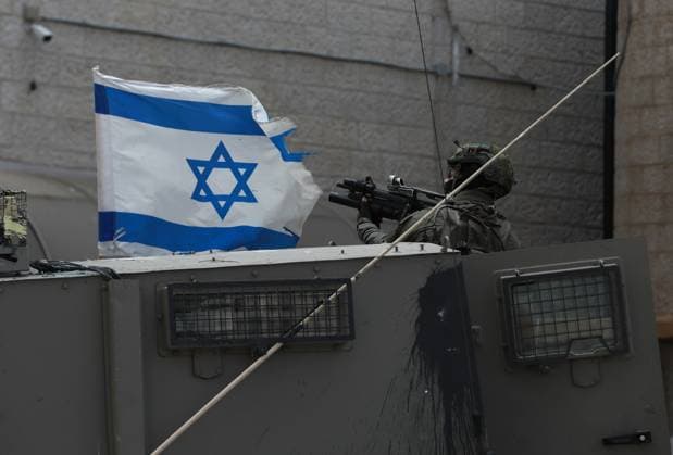 News Themen der Woche KW22 News Bilder des Tages (250527) -- NABLUS, May 27, 2025 -- A member of Israeli forces carries out an operation in the West Bank city of Nablus, on May 27, 2025. Israeli forces carried out a large-scale operation on Tuesday targeting money exchange companies in the West Bank, in what Israeli media described as part of a campaign to disrupt financial networks allegedly linked to Palestinian factions. According to Palestinian sources, the raids took place in Ramallah, Nablus, Hebron, Tubas, Tulkarm, Jenin, Bethlehem, and Qalqilya, during which Israeli forces raid the offices of money exchange companies, arrested several shop owners, and confiscated millions of shekels. (Photo by Xinhua) MIDEAST-NABLUS-ISRAEL-OPERATION AymanxNobani 