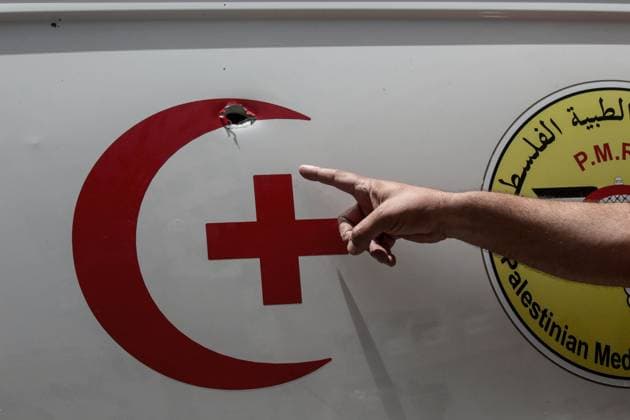 Bilder des Jahres 2025, News 05 Mai News Bilder des Tages May 27, 2025, Nablus, West Bank, Palestine: A Palestinian ambulance riddled with bullet holes after being shot by Israeli soldiers seen in the middle of a market. Israeli forces raided the central market and several gold and money exchange shops alleging they are dealing with Hamas. Clashes and stone-throwing erupted between Palestinian youths and Israeli forces resulting in the death of one Palestinian and the injury of others. Nablus Palestine - ZUMAs197 20250527_aaa_s197_052 Copyright: xNasserxIshtayehx