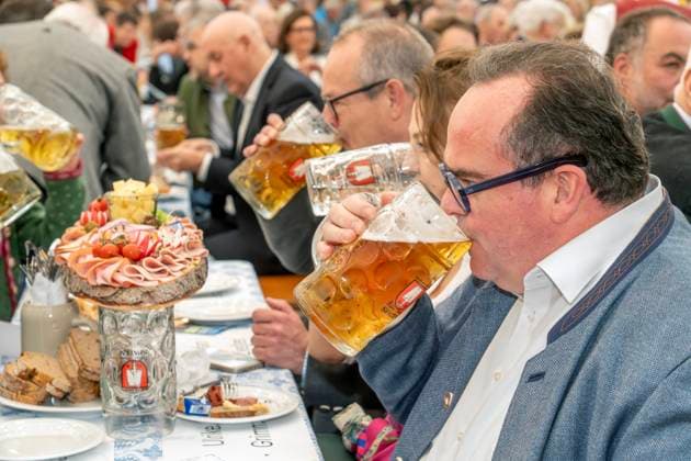 News Themen der Woche KW22 News Bilder des Tages Clemens Baumgärtner, Oberbürgermeisterkandidat der CSU, beim Politischen Abend der CSU, im Bierzelt, Truderinger Festwoche, Volksfest im Stadtteil Trudering, München, 27.05.2025 Deutschland, München, 27. Mai 2025, Clemens Baumgärtner, geb. 1976, Oberbürgermeisterkandidat der CSU für die Kommunalwahl 2026, Politischer Abend der CSU bei der Truderinger Festwoche, im Stiftl Bierzelt, mit einer Maß Bier, traditionelles bayerisches Volksfest im Münchner Stadtteil Trudering, Politik, Politiker, bayerisch, Bayern, *** Clemens Baumgärtner, CSU mayoral candidate, at the CSU political evening, in the beer tent, Truderinger Festwoche, folk festival in the Trudering district, Munich, 27 05 2025 Germany, Munich, 27 May 2025, Clemens Baumgärtn