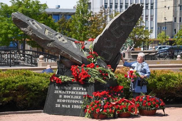 Bilder des Jahres 2025, News 05 Mai RUSSIA, YUZHNO-SAKHALINSK - MAY 28, 2025: A woman lays flowers at a monument to the victims of the 1995 Neftegorsk earthquake. The earthquake, which occurred on 28 May 1995, claimed 2,096 lives Yuzhno-Sakhalinsk Russia  - ZUMAt113 20250528_zaa_t113_005 Copyright: xNikolaixMikhalchenkox