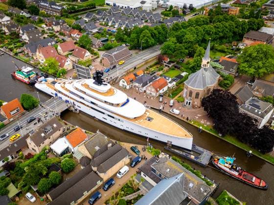 Bilder des Jahres 2025, News 05 Mai News Bilder des Tages WOUBRUGGE - Passing and measuring at the Woubrugsebrug during the transport of former Starbucks CEO Howard Schultz s new yacht. The super deluxe mega yacht was built dooe Feadship and is 101.5 meters long. ANP Hollandse Hoogte Josh Walet netherlands out - belgium out  Copyright: xx x528879692x originalFilename: 528879692.jpg