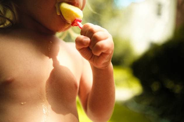 Creative Highlights Symbolbilder Toddler Eating Popsicle on Hot Summer Day Saint Paul, Minnesota, United States R_WDJM250526-1739057-01 ,model released, Symbolfoto