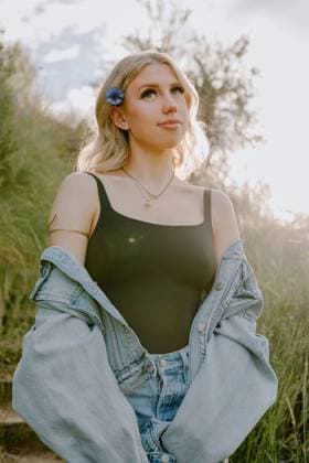 Creative Highlights Symbolbilder Smiling girl wearing denim jacket and flower in hair enjoying summer Boise, Idaho, United States R_PHZD250527-1733703-01 ,model released, Symbolfoto