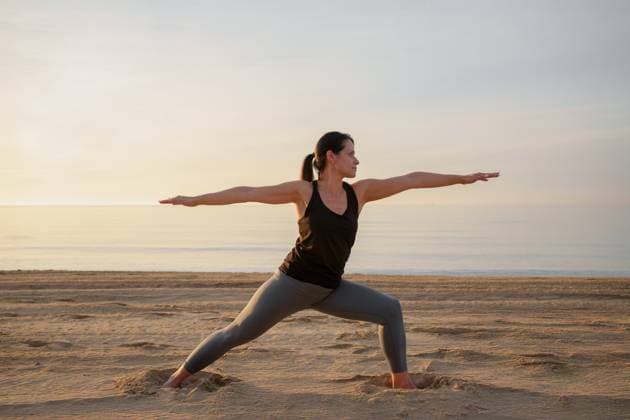 Creative Highlights Symbolbilder Woman practicing yoga on the beach at sunrise Alicante, Valencian Community, Spain R_TAVTDS250527-1746225-01 ,model released, Symbolfoto
