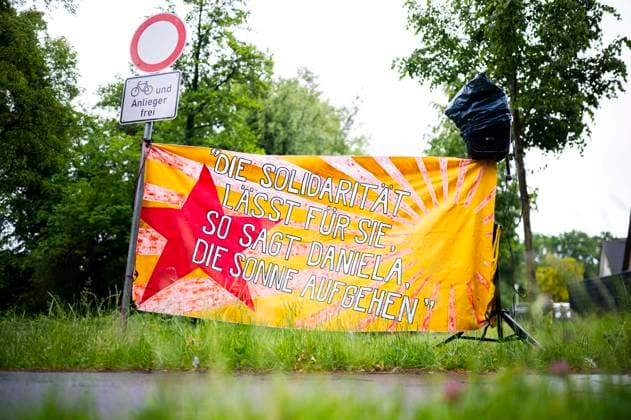 News Themen der Woche KW22 28.05.2025 - 10. Prozesstag gegen Daniela Klette. Der mutmaßlichen RAF-Terroristin wird versuchter Mord und die Beteiligung an bewaffneten Raubüberfällen vorgeworfen, die in einer umgebauten Reithalle vor dem Landgericht Verden (Aller) in Niedersachsen verhandelt wird. Im Bild: Ein Schild von Demonstranten am neuen Prozessort in Verden-Eitze Die Solidarität lässt für sie, so sagt Daniela, die Sonne aufgehen. , Verden Niedersachsen Deutschland *** 28 05 2025 10 Trial day against Daniela Klette The alleged RAF terrorist is accused of attempted murder and involvement in armed robberies, which is being tried in a converted riding arena at the Verden Aller Regional Court in Lower Saxony In the picture A sign from demonstrators at