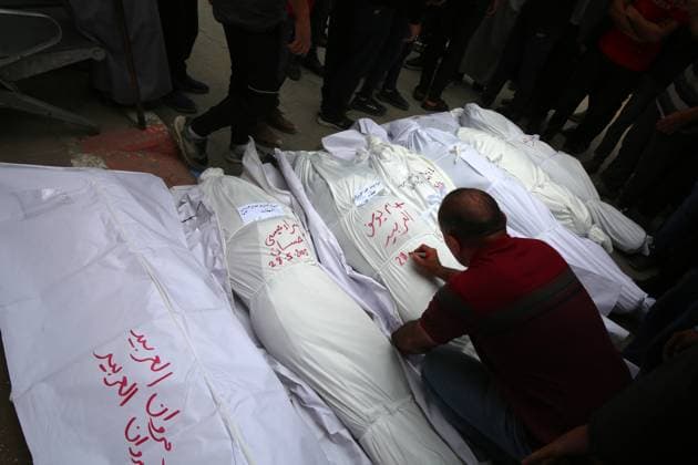 News Themen der Woche KW22 Bilder des Jahres 2025, News 05 Mai News Bilder des Tages Relatives of Palestinians who lost their lives mourn after the Israeli army bombed several homes On Saftawi Street Relatives of Palestinians who lost their lives mourn after the Israeli army bombed several homes On Saftawi Street, north of Gaza Gaza city. The bodies of Palestinians who lost their lives in the attack are transferred to Al-Shifa Hospital in Gaza City, on May 28, 2025. Photo by Omar Ashtawy apaimages Gaza city Gaza Strip Palestinian Territory 280525_Gaza_OASH_00(11) Copyright: xapaimagesxOmarxAshtawyx xapaimagesx