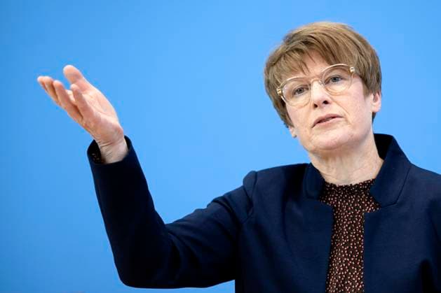 Wirtschaftsweise Veronika Grimm distanziert sich von Statement des Sachverständigenrats zum Ende der Amtszeit für Ulrike Malmendier Prof. Veronika Grimm, Jahresgutachten Wirtschaftsweise DEU, Deutschland, Germany, Berlin, 21.05.2025 Prof. Veronika Grimm , Mitglied Sachverstaendigenrat zur Begutachtung der gesamtwirtschaftlichen Entwicklung Wirtschaftsweise waehrend der Bundespressekonferenz zum Thema Vorstellung des Fruehjahresgutachtens 2025 vom Sachverstaendigenrat zur Begutachtung der gesamtwirtschaftlichen Entwicklung, in Berlin Deutschland Wirtschaftsweise en: Prof. Veronika Grimm , German economist and member of the German council of Economic Experts during a press call at the Bundespressekonferenz during the presentation of the Annual Spring Report 2025 of the German Council of Economic Experts in Berlin Germany *** Prof Veronika Grimm, Jahresgutachten Wirtsch