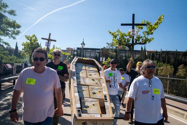 Bilder des Jahres 2025, News 05 Mai May 28, 2025, Sant Sadurni D anoia, Catalonia, Spain: Workers at the Freixenet winery company are protesting on the second day of their strike against the redundancy plan the company wants to impose on employees under the age of 50, aiming to lay off 180 workers. The company, now owned by the German business group Henkel, intends to relocate production and is proposing to transfer workers to Germany and Italy. Sant Sadurni D anoia Spain - ZUMAr179 20250528_zip_r179_002 Copyright: xEricxRenomx