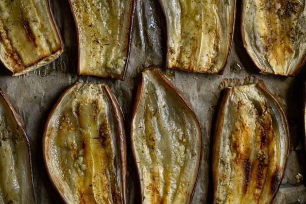 Close-up of oven-roasted eggplant slices, perfectly baked for a healthy vegetarian meal. The rich texture and rustic look highlight Mediterranean cuisine s essence Model Released Ellsy_ID29115_889272_005 Copyright: xEllsyx RECORD DATE NOT STATED