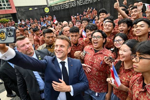Bilder des Jahres 2025, News 05 Mai News Bilder des Tages President Emmanuel Macron visits the National University in Jakarta President Emmanuel Macron visits the National University in Jakarta on May 28, 2025 Jeanne Accorsini Pool Bestimage France s President Emmanuel Macron poses for photographs with students during his visit to the National University in Jakarta on May 28, 2025 Jakarta Indonesia  Copyright: xJeannexAccorsini Pool BestimagexJeannexAccorsini Pool Bestimagex