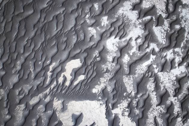 Creative Highlights World From above intricate patterns of black sand adorned with subtle white shades, creating a visually stunning textural landscape. Model Released JuanLopez_ID28589_843808_001 Copyright: xJuanxLopezx
