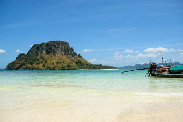 Views of the beach at Poda Island, Koh Phi Phi Islands. Poda Island, Koh Phi Phi, Krabi. Thailand Model Released CarlosMSubirats_ID25349_732837_011 Copyright: xCarlosxMxSubiratsx RECORD DATE NOT STATED