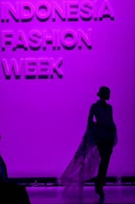 (250528) -- JAKARTA, May 28, 2025 -- A model presents a creation at the Indonesia Fashion Week 2025 at Jakarta Convention Center in Jakarta, Indonesia, May 28, 2025. ) INDONESIA-JAKARTA-INDONESIA FASHION WEEK 2025 AgungxKuncahyaxB. 