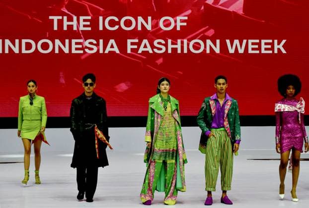 (250528) -- JAKARTA, May 28, 2025 -- Models present creations at the Indonesia Fashion Week 2025 at Jakarta Convention Center in Jakarta, Indonesia, May 28, 2025. ) INDONESIA-JAKARTA-INDONESIA FASHION WEEK 2025 AgungxKuncahyaxB. 