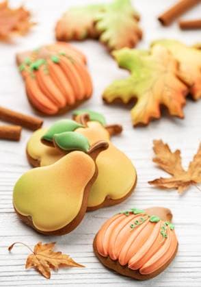Multicolored autumn homemade cookies on white wooden background. Model Released OlenaRudo_ID23684_687602_030 Copyright: xOlenaxRudox