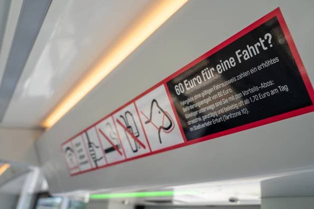 Themenbild - Warnschild in Straßenbahn in Erfurt, 25.05.2025 Themenbild - Warnschild in Straßenbahn in Erfurt, 25.05.2025 Hinweisschild in einer Strassenbahn der Erfurter Verkehrsbetriebe AG (EVAG): Schwarzfahren kostet 60 Euro. Hunde duerfen nur mit Maulkorb und an der Leine mitfahren. Essen, Trinken und Rauchen sind verboten. Bitte waehrend der Fahrt stets festhalten. *** Theme picture Warning sign in streetcar in Erfurt, 25 05 2025 Theme picture Warning sign in streetcar in Erfurt, 25 05 2025 Sign in a streetcar of the Erfurter Verkehrsbetriebe AG EVAG Fare dodging costs 60 euros Dogs are only allowed to travel with a muzzle and on a leash Eating, drinking and smoking are prohibited Please hold on tight at all times during the jour Copyright: xEibner-Pressefoto JonasxLohrmannx EP_JLN