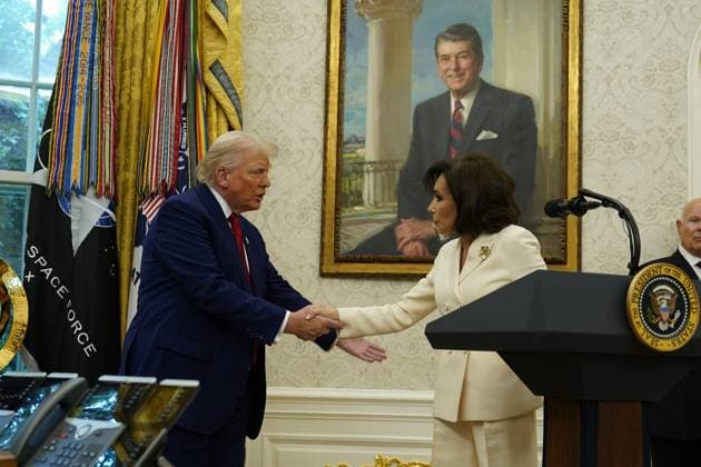 News Themen der Woche KW22 News Bilder des Tages USA, Donald Trump ernennt Jeanine Pirro zur Staatsanwältin von Washington DC Trump Participates in a Swearing-In Ceremony for Jeanine Pirro United States President Donald J Trump shakes hands with former Fox News host Jeanine Pirro who was sworn-in as interim US Attorney for the District of Columbia, in the Oval Office of the White House in Washington, DC, US, on Wednesday, May 28, 2025. Credit: Chris Kleponis Pool via CNP Washington District of Columbia United States  Copyright: xPool ABACAx