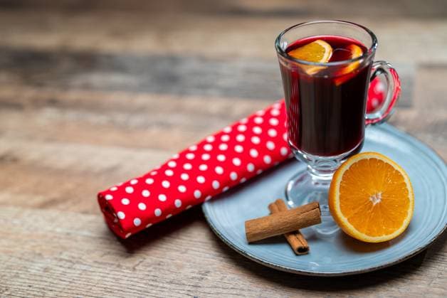 Heißer Glühwein mit Zimtstange und Orangenscheibe Hot mulled wine with cinnamon stick and orange slice (License=RF) Copyright: xZoonar.com DmitrixMarutax 23409885